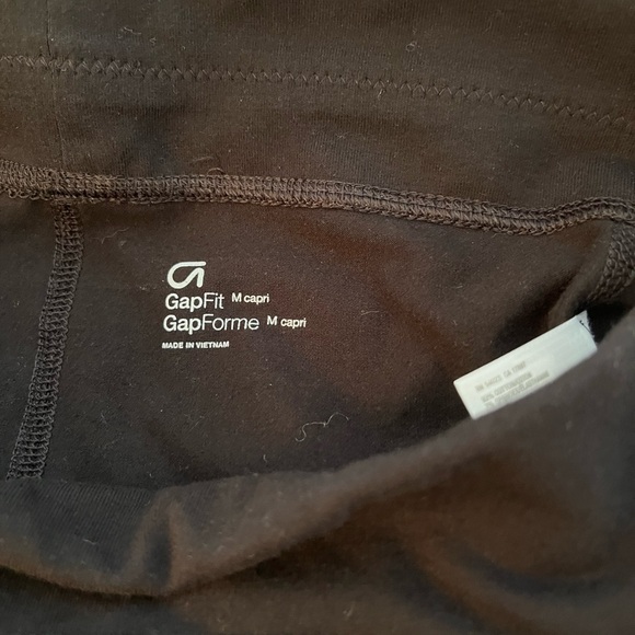 Tags still on, Gap Fit black capris, size M - Picture 7 of 7